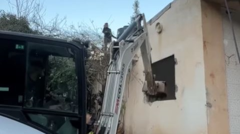 الاحتلال يُجبر مواطنا على هدم منزله في سلوان ويخطر اخر بهدم منزليه
